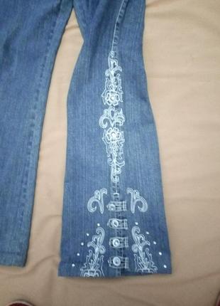 Стильные клешеные стрейчевые джинсы с вышивкой  №1dj3 фото