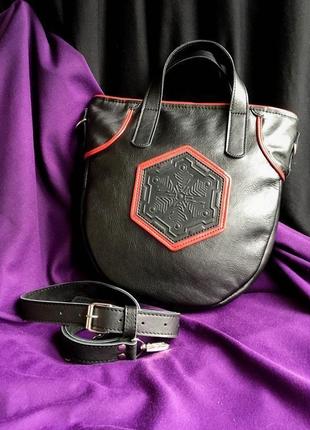 Женская черная кожаная сумка.