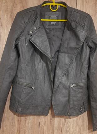 Женская куртка-косуха серого цвета тренд сезона