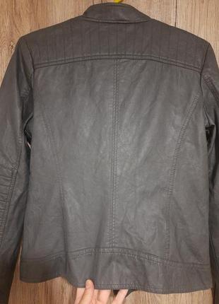 Женская куртка-косуха серого цвета тренд сезона5 фото