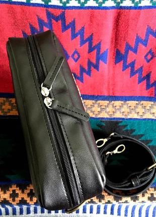 Чорна шкіряна жіноча сумка з металевим оздобленням.4 фото