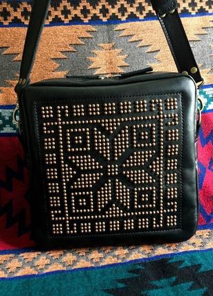 Чорна шкіряна жіноча сумка з металевим оздобленням.8 фото