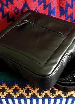 Чорна шкіряна жіноча сумка з металевим оздобленням.3 фото