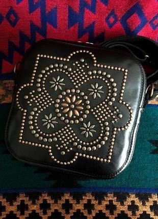 Шкіряна жіноча сумка з металевим оздобленням.2 фото