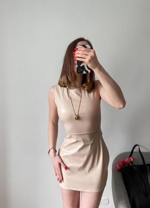 Женское платье мини из экокожи бежевое4 фото