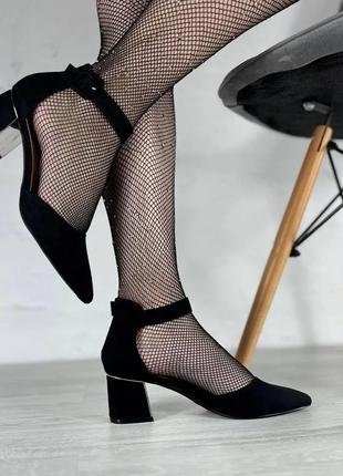 Туфлі жіночі з ремінцем на зручному каблучку1 фото