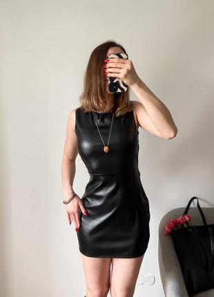 Чорна сукня міні із екошкіри3 фото