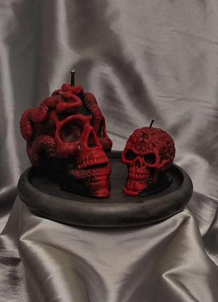 Красный "череп со змеями"1 фото