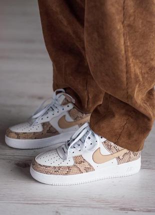 Прекрасные женские кроссовки nike air force 1 белые с бежевым принтом3 фото