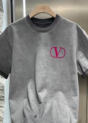 Футболка у стилі valentino