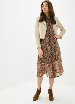 Шикарне плаття на щільному підкладці.