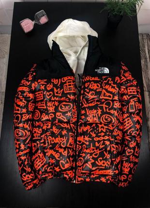 Куртка tnf черного цвета с оранжевыми надписями  7-404