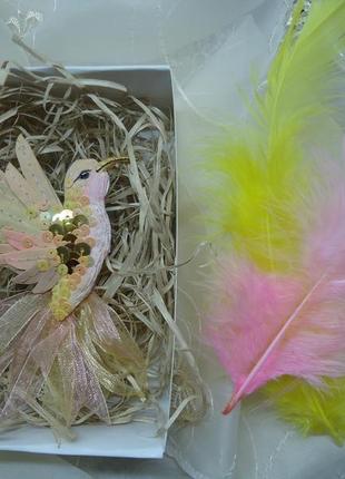 Текстильная брошь "бежевая колибри"3 фото