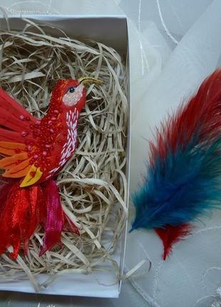 Текстильная брошь "красная колибри"