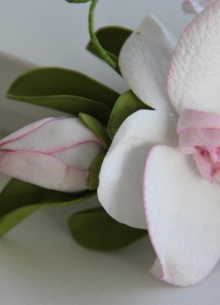 Заколка с белыми орхидеями. заколка с цветами. свадебная веточка с орхидеями. орхидея в прическу.4 фото