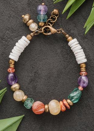 Яскравий літній різнокольоровий жіночий браслет в стилі бохо з натурального каміння, латуні, мушлі1 фото