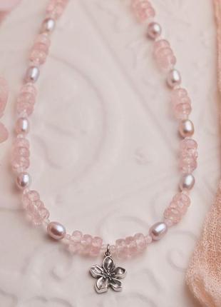 Розовый чокер бусы колье из розового кварца и жемчуга, из натуральных камней с подвеской цветок1 фото