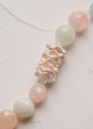 Женский летний браслет из натуральных камней в стиле бохо с морганитом, жемчугом, с подвесками7 фото