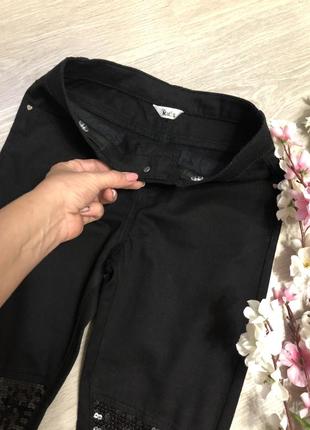 Крутые чёрные джинсы с пайетками для девочки, чёрные брюки с пайетками3 фото