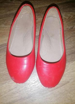 Червоні туфлі на дівчинку1 фото