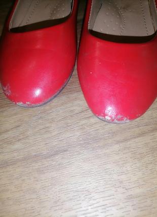 Червоні туфлі на дівчинку2 фото