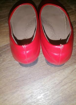 Червоні туфлі на дівчинку3 фото