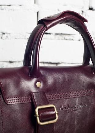 Женская сумка-рюкзак из глянцевой кожи бордового цвета3 фото