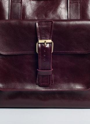 Женская сумка-рюкзак из глянцевой кожи бордового цвета4 фото