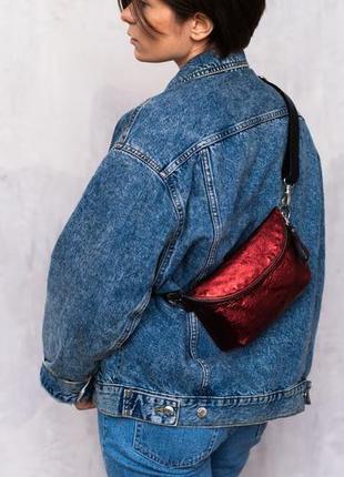 Маленькая сумка через плечо / кроссбоди / поясная сумка из металлической кожи бордового цвета7 фото