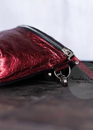Маленькая сумка через плечо / кроссбоди / поясная сумка из металлической кожи бордового цвета3 фото