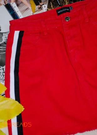 Красная джинсовая юбка с лампасами2 фото