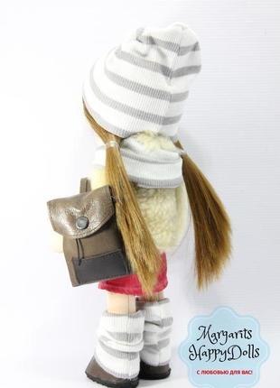 Интерьерная текстильная куколка шатенка с рюкзачком3 фото