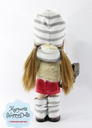 Интерьерная текстильная куколка шатенка с рюкзачком2 фото