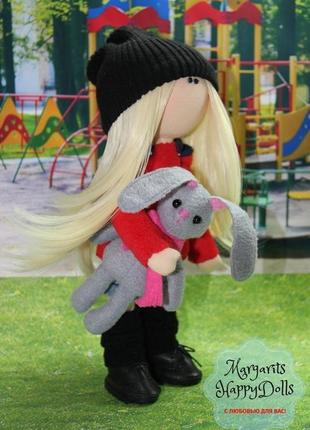 Интерьерная текстильная куколка блондинка с зайкой4 фото