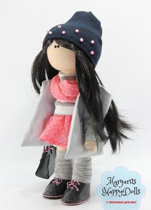 Інтер'єрна текстильна лялечка брюнетка в плащі з сумочкою4 фото