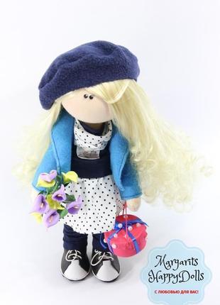 Интерьерная текстильная куколка блондинка с подарком и цветами4 фото