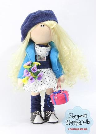 Интерьерная текстильная куколка блондинка с подарком и цветами3 фото