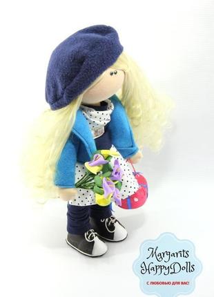Интерьерная текстильная куколка блондинка с подарком и цветами5 фото
