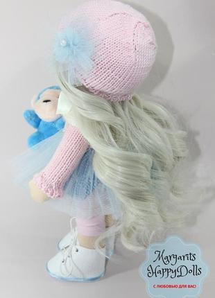 Интерьерная текстильная куколка блондинка в розово-голубом с обезьянкой2 фото