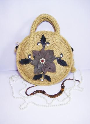 Вязаная круглая сумка из джута с цветами из кожи2 фото