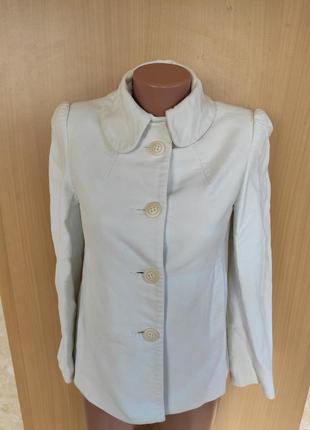 Белое молочное короткое пальто демисезон