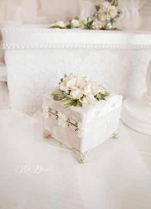 Біла скринька на весілля / шкатулка під обручки з квітами4 фото