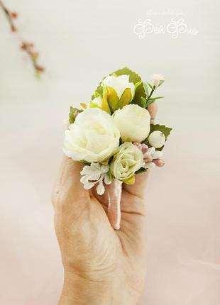 Бутоньєрка для нареченого / квіти для весілля / білі квіти / рожева пудра