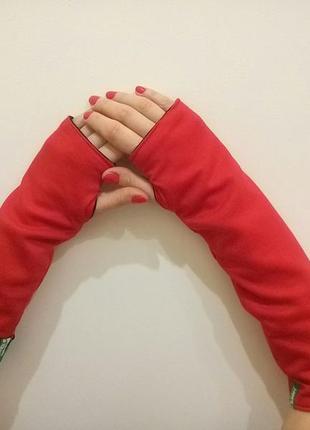 Перчатки без пальцев митенки красные с чёрными красивый аксессуар к одежде стильное дополнение к обр4 фото