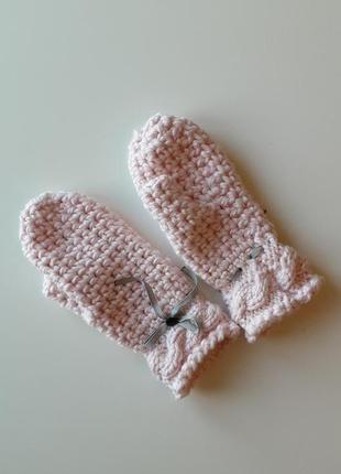 Нежно розовые рукавицы вязаные с серым декоративным бантиком3 фото