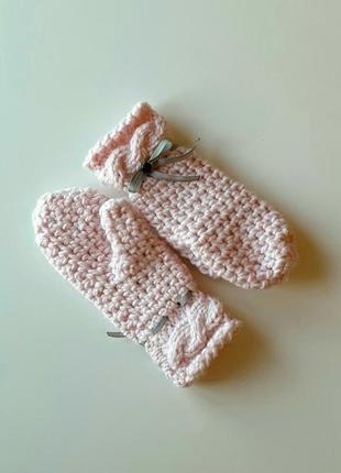 Нежно розовые рукавицы вязаные с серым декоративным бантиком5 фото