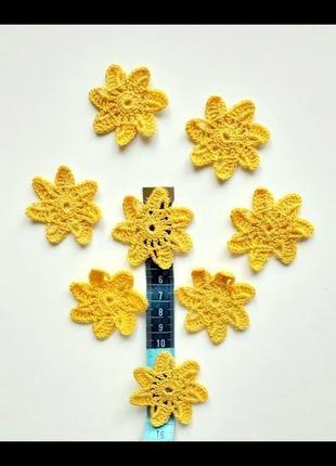 В'язані жовті зірки квіточки для рукоділля, творчості та в'язання9 фото