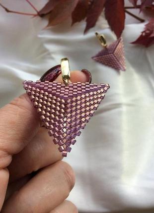 Геометричні сережки трикутники з бісеру із золотим напиленням1 фото