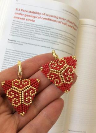Червоні трикутні сережки з бісеру2 фото