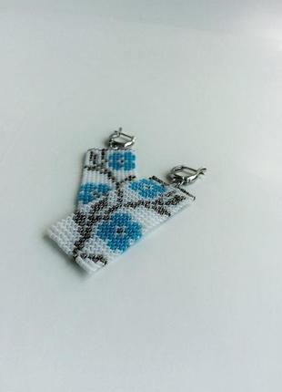 Білі сережки з блакитним орнаментом 8